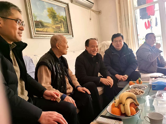 1707288686189948.jpg 慰問老干部2_副本.jpg