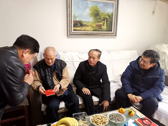 1707288752943687.jpg 慰問老干部53_副本.jpg